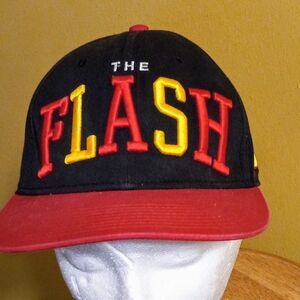 SIX FLAGS THE FLASH HAT RED,BLACK,YELLOW, WHITE  DC COMICS SNAP BACK M